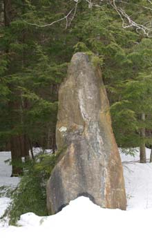 NH rock "map" marking the spur to Demon Pond (photo by Webmaster)