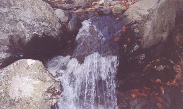 Mini cascades (photo by Webmaster)